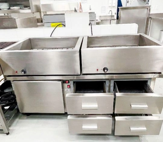 Banho Maria apoiados em balcão refrigerado com porta e 4 gavetas
