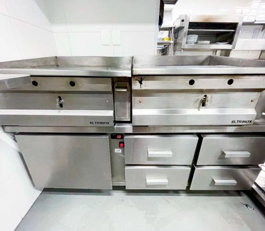 Chapeiras a gás apoiadas em balcão refrigerado com porta e 4 gavetas