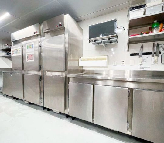 Pia, balcão refrigerado, geladeiras 2 e 4 portas aço inox