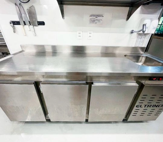 Pia com balcão refrigerado 4 portas