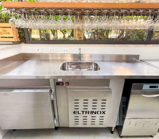 Pia Inox com balcão refrigerado/Bar externo